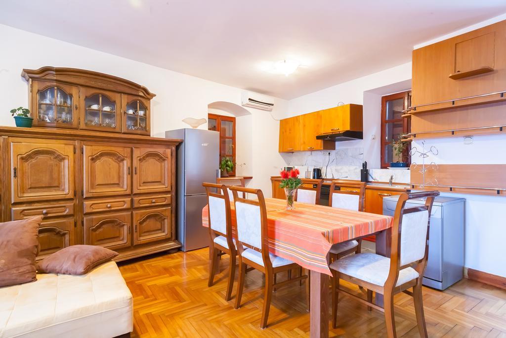 Villa & Apartments Perasto Luaran gambar