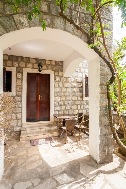 Villa & Apartments Perasto Luaran gambar