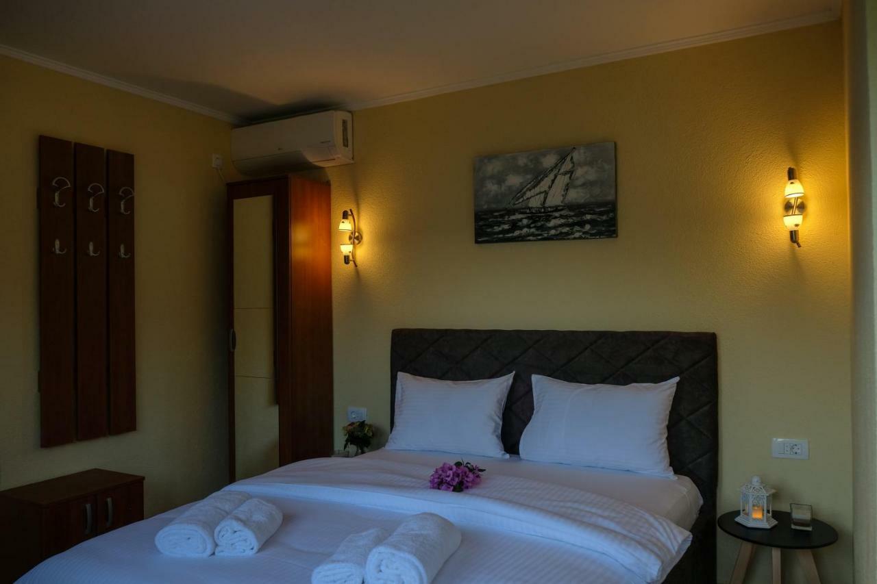 Villa & Apartments Perasto Luaran gambar